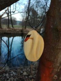 Dřevěná labuť - přívěsek na krk_Dřevěné šperky